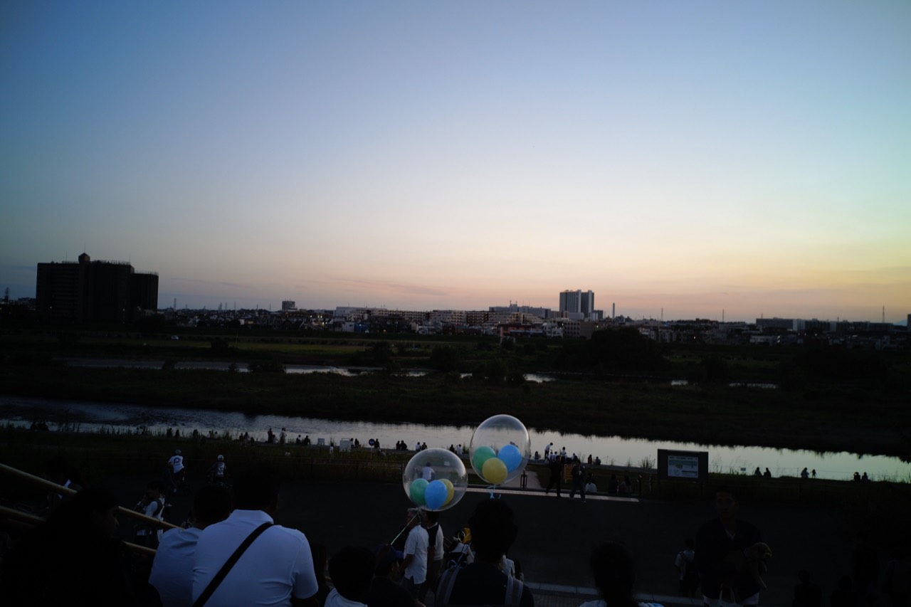 夕暮れの空と河川敷