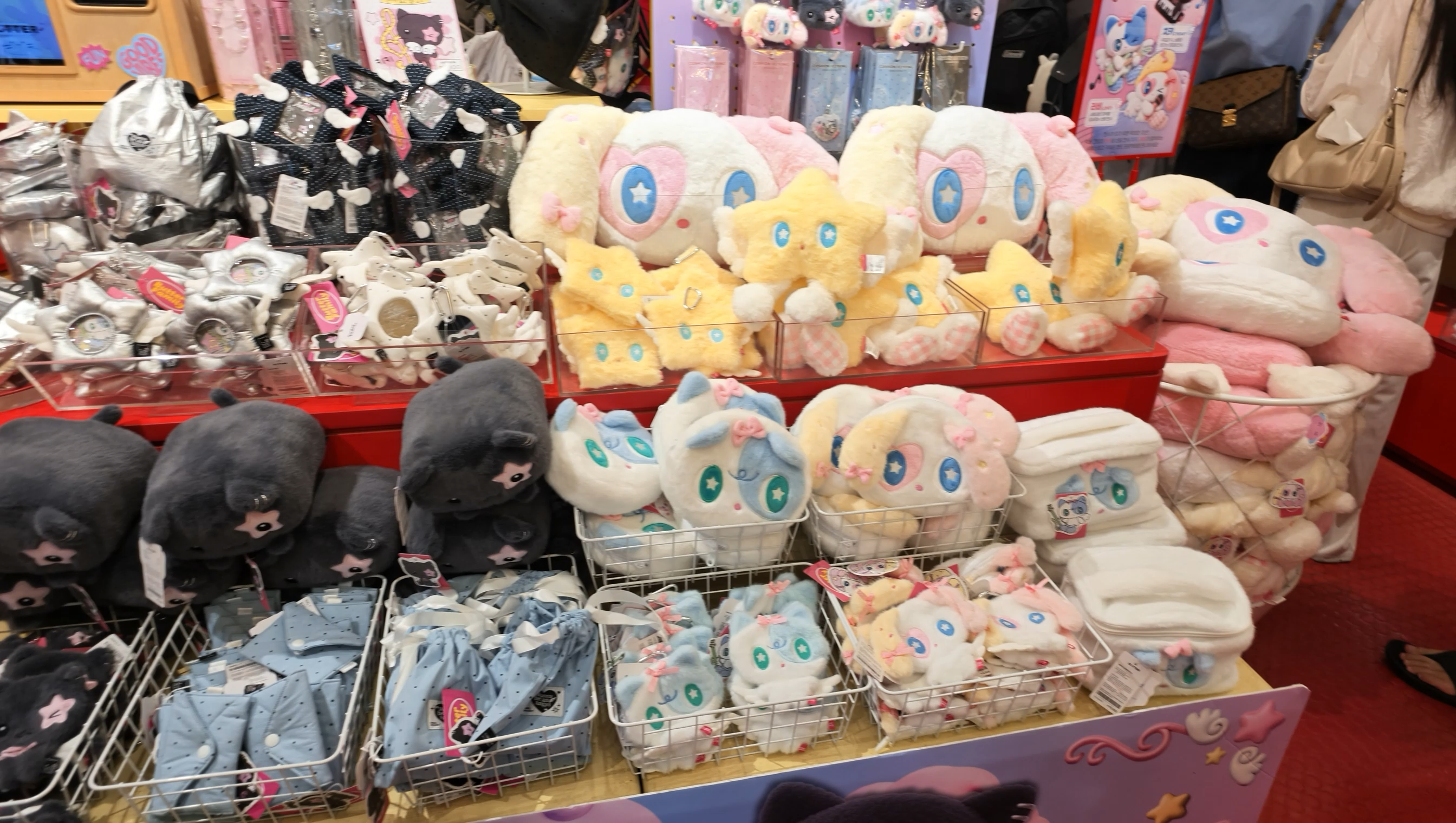 明洞のBUTTERに並ぶぬいぐるみや雑貨。黄色い星のキャラクターや、ピンクと水色のキャラクターのグッズが並んでいる