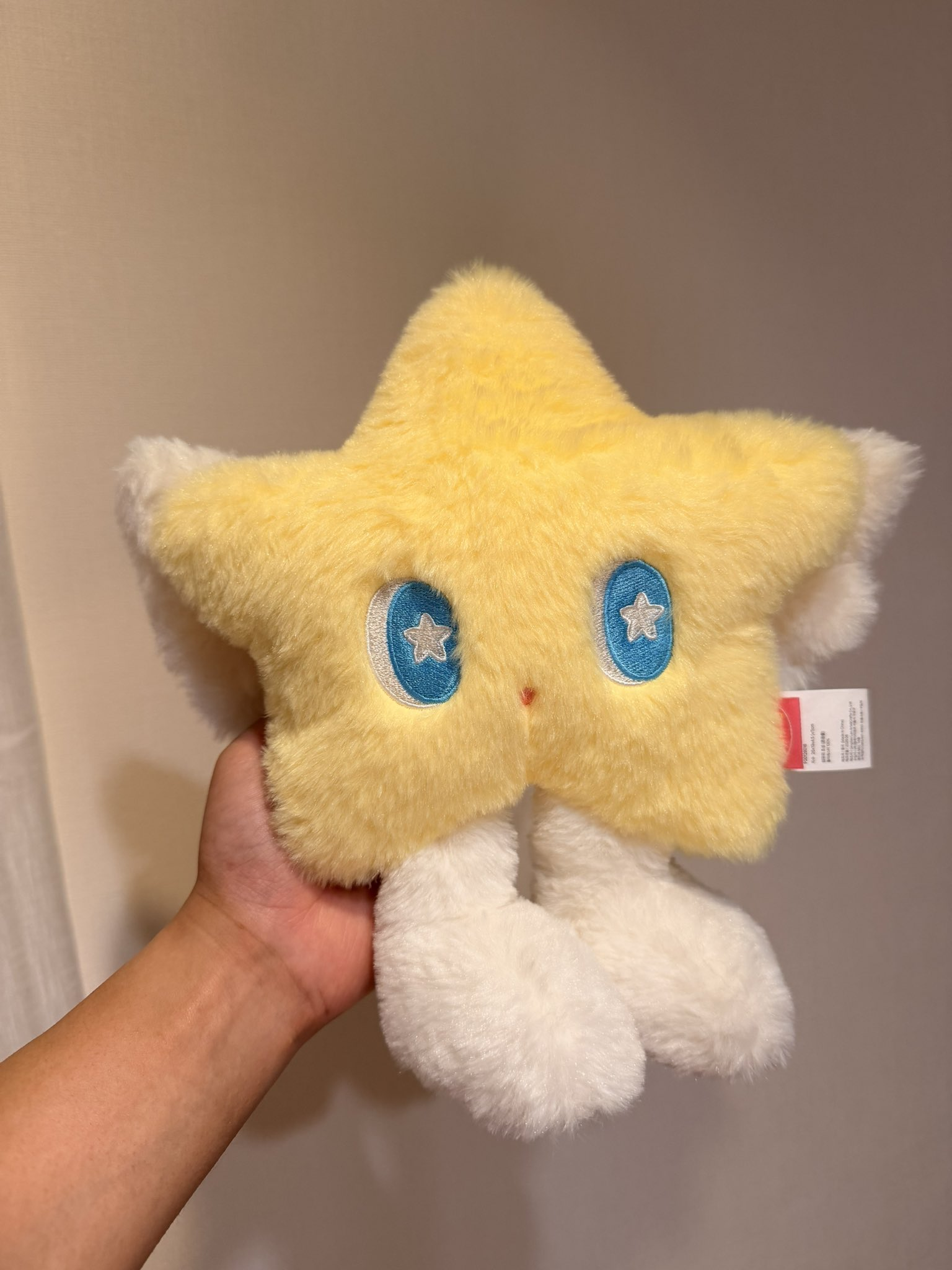 BUTTERで買った黄色い星のキャラクターのぬいぐるみ。青い目の中にも星があり、白い手足が付いている
