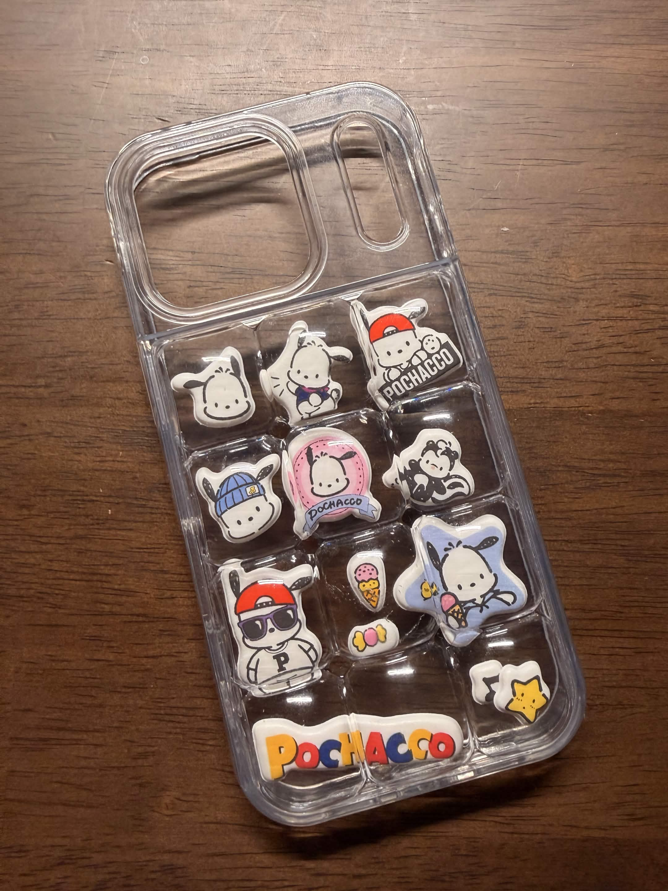 東大門のMIMILINEのポチャッコのスマホケース。透明なケースに、帽子やサングラス姿のポチャッコなどの立体的なパーツが並んでいる