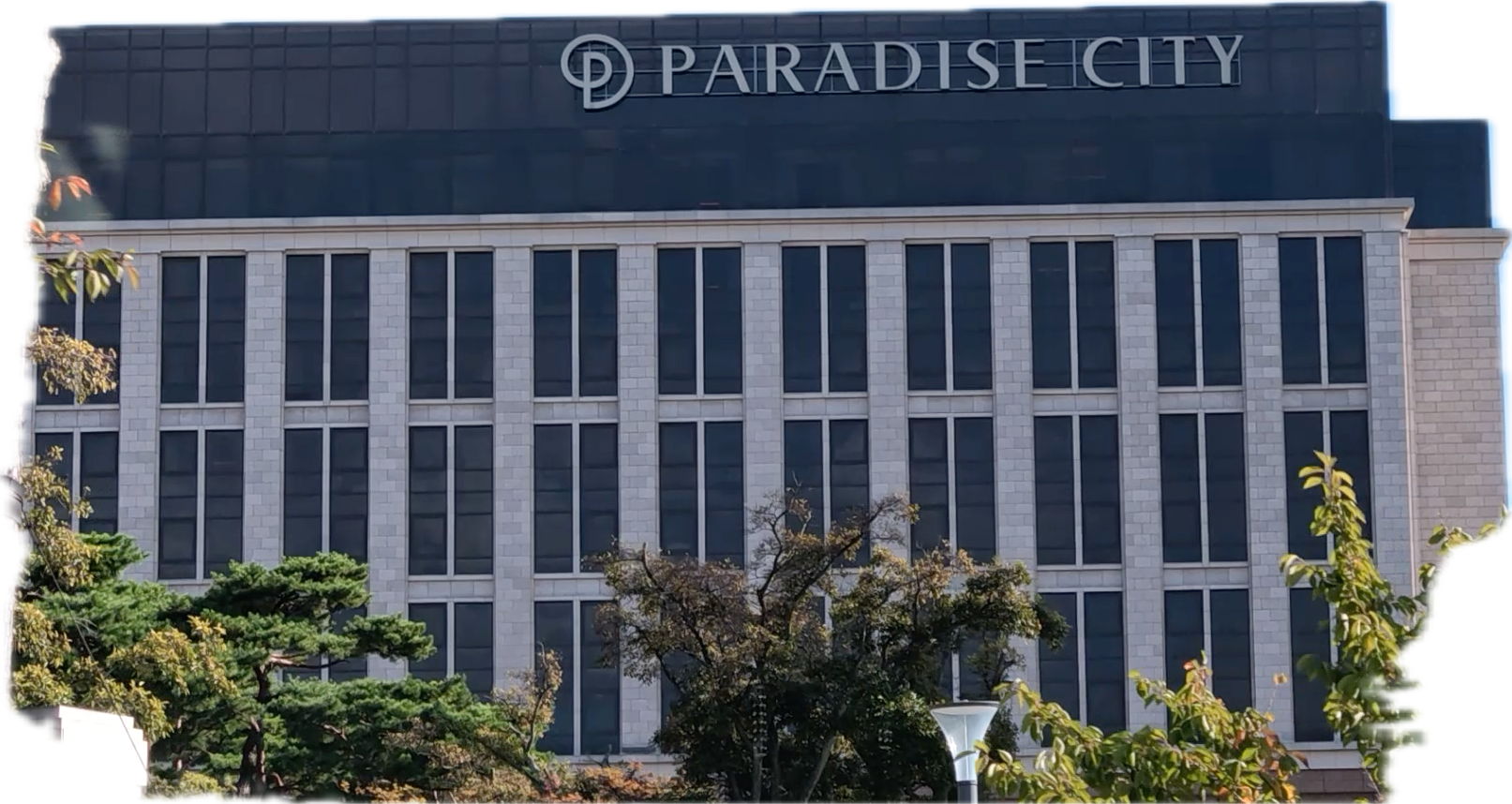 仁川のパラダイスシティの外観。建物の上部にPARADISE CITYの大きな看板が掲げられている