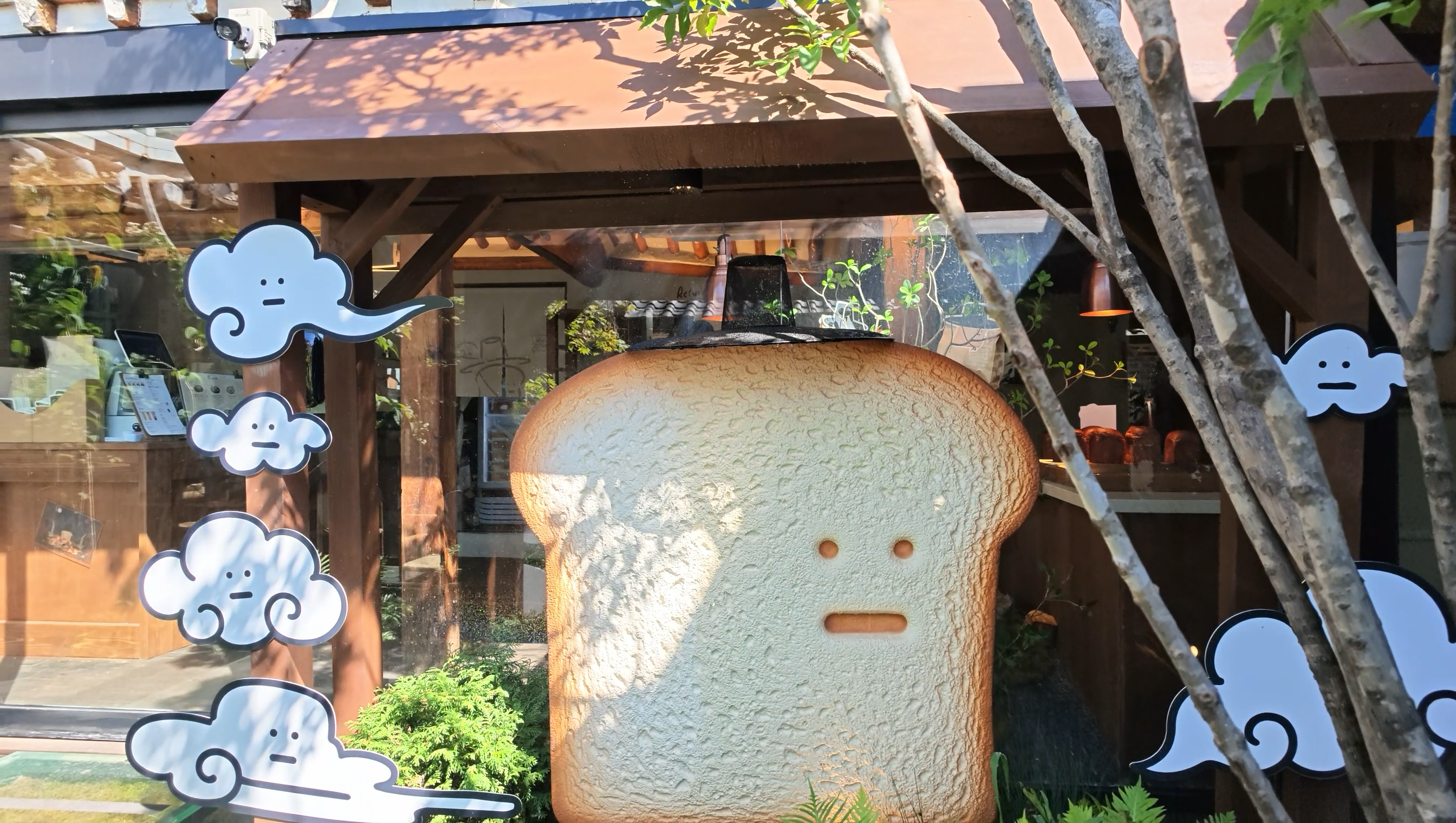 スタンダードブレッドの店頭。帽子をかぶった大きな食パンのキャラクターが飾られている