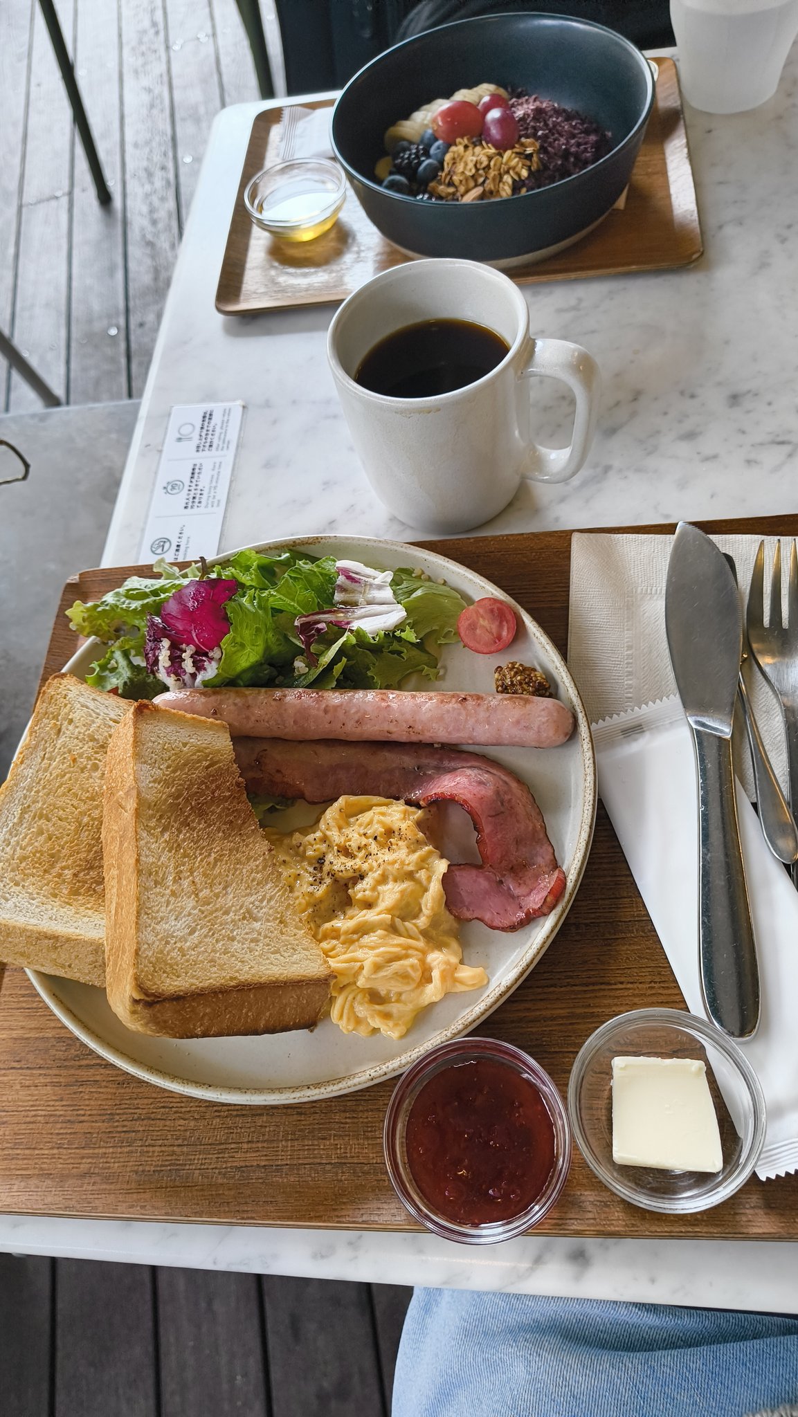 サラダ、スクランブルエッグ、トースト、ソーセージのモーニングプレート