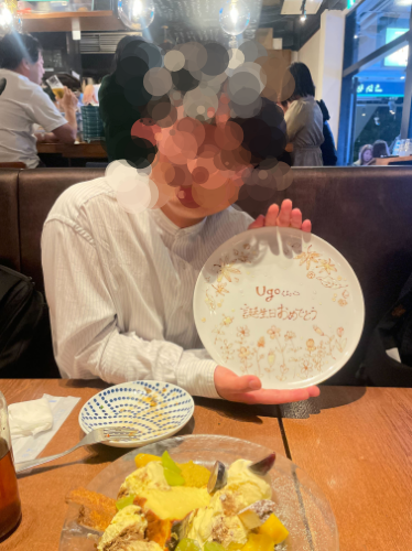 プレートを抱える自分