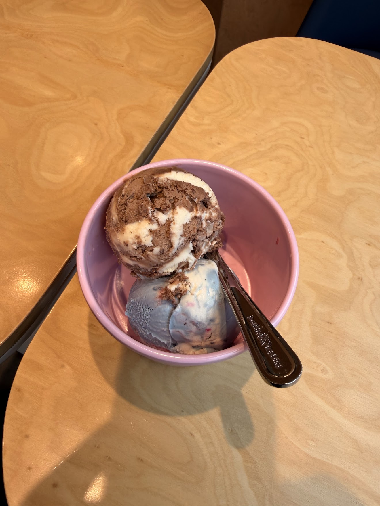 サーティワン(Baskin-Robbins)のピンクのカップに盛られた2スクープのアイスクリーム。チョコレート系と水色のフレーバーで、日本にはない韓国限定の味